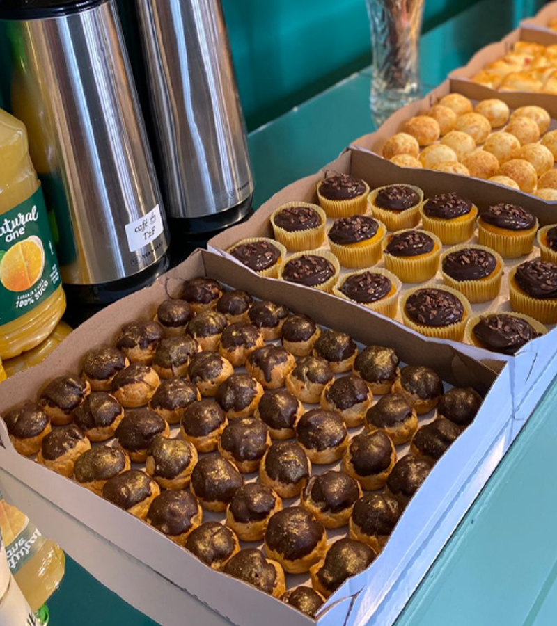 Coffee box corporativo com doces, brigadeiros e bebidas pronta para entrega em eventos empresariais