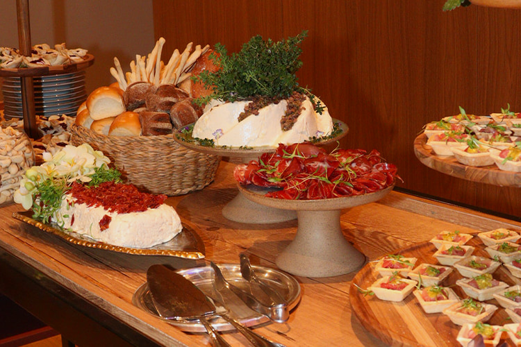 Mesa de coffee break corporativo da T2F Events com buffet para eventos empresariais em São Paulo