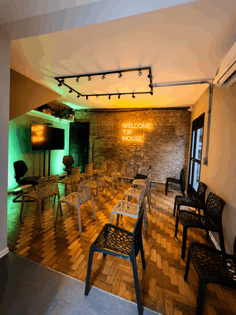 Espaço T2F House preparado para eventos corporativos e reuniões empresariais